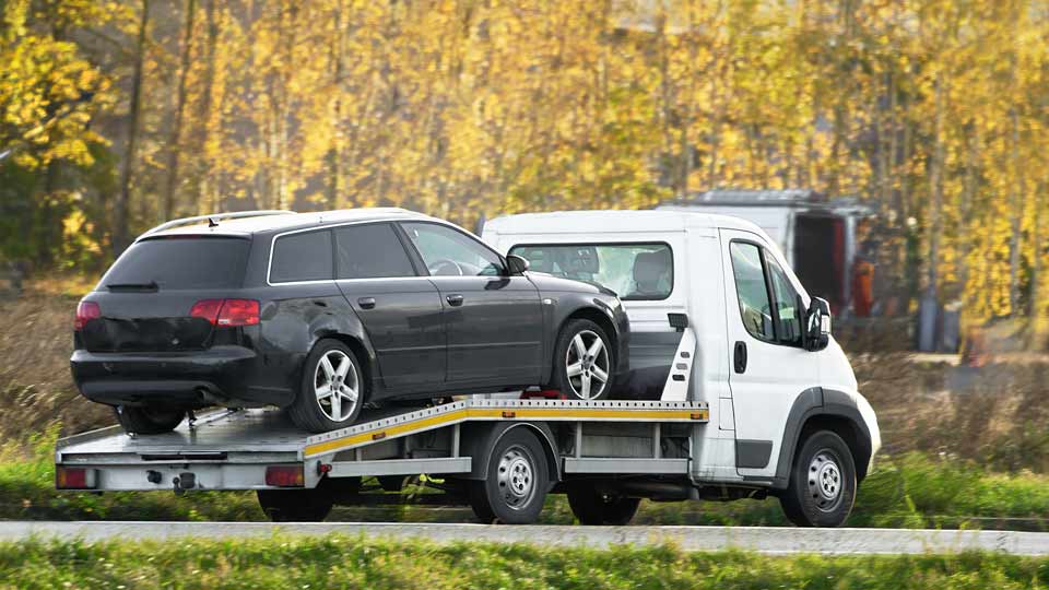 Ein Auto wird auf einem Abschleppwagen verladen und kostenlos bei Autoankauf Mainz abgeholt 